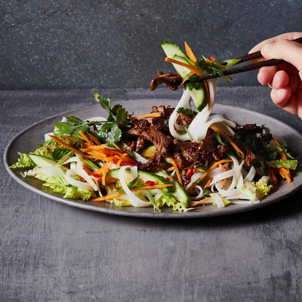 Kalter Nudelsalat mit warmem Rindfleisch ist in Vietnam ein beliebter Klassiker.