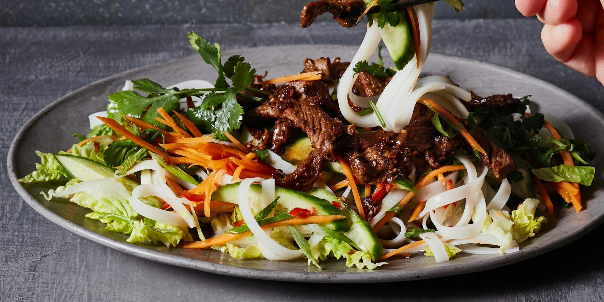 Kalter Nudelsalat mit warmem Rindfleisch ist in Vietnam ein beliebter Klassiker.