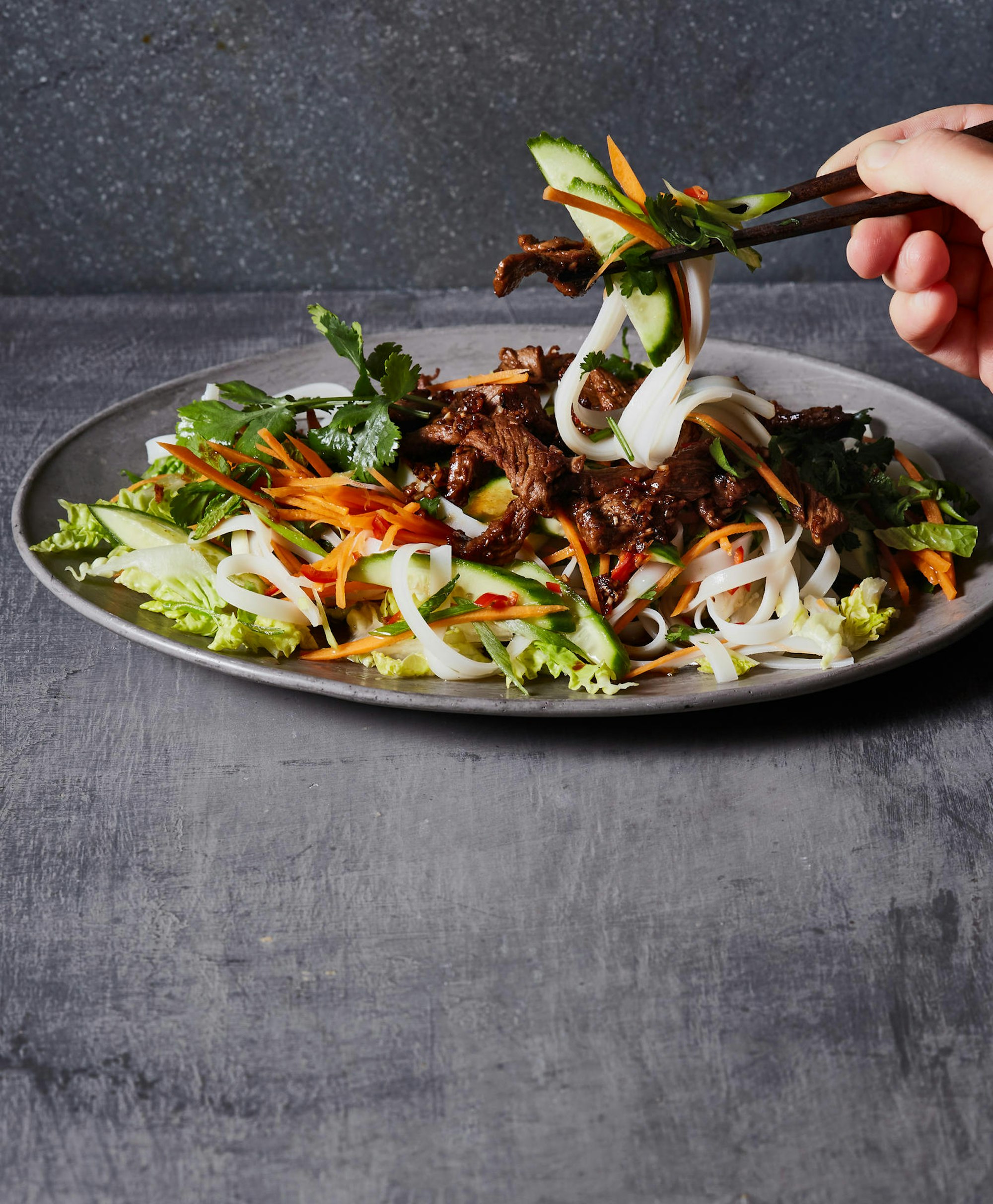 Kalter Nudelsalat mit warmem Rindfleisch ist in Vietnam ein beliebter Klassiker.