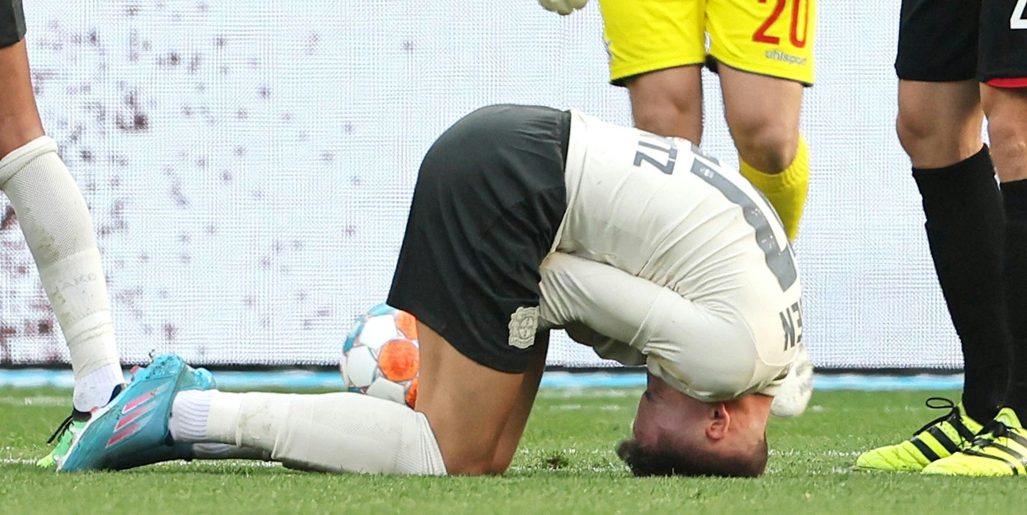 Wirtz krümmt sich am Boden