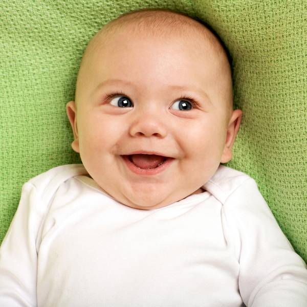 Ein Baby lacht.