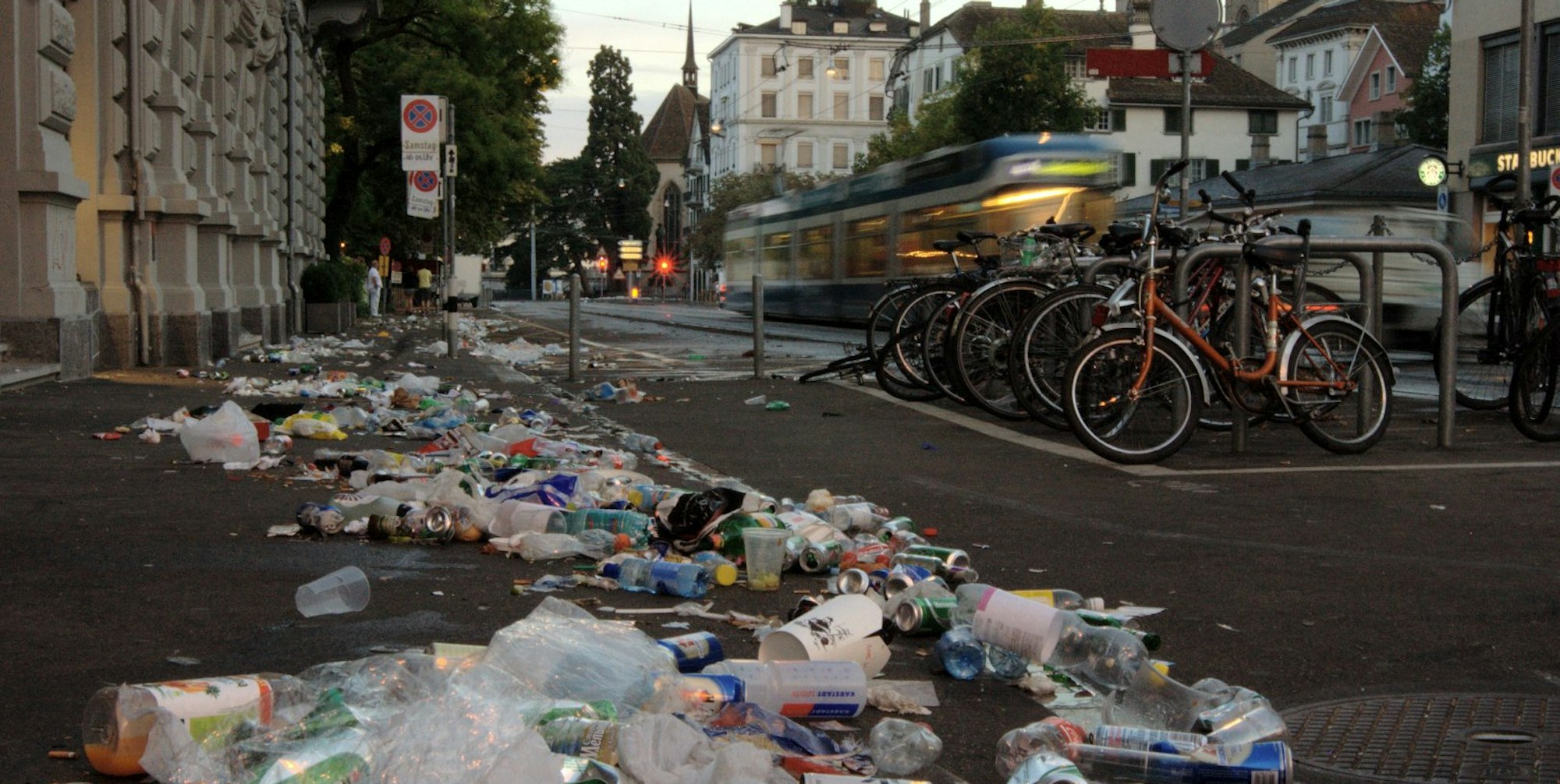 StreetParadeZurich2011Trash