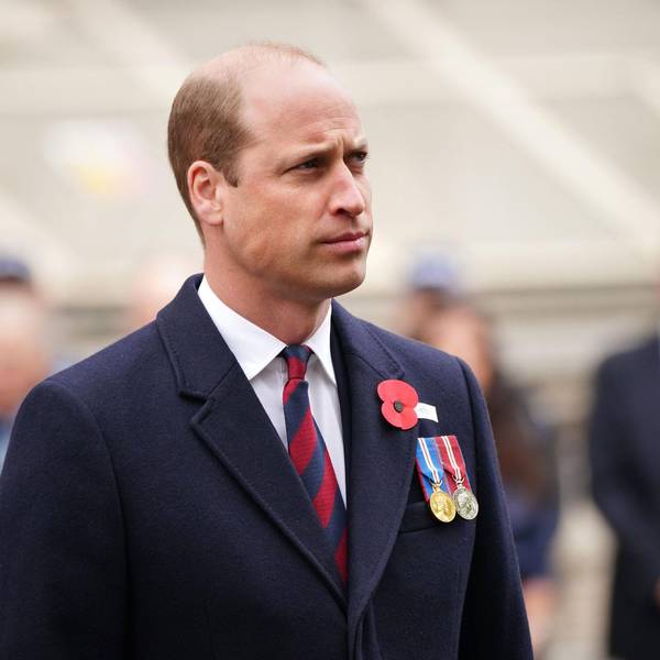Prinz William schaut ernst.