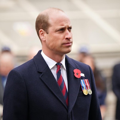 Prinz William schaut ernst.