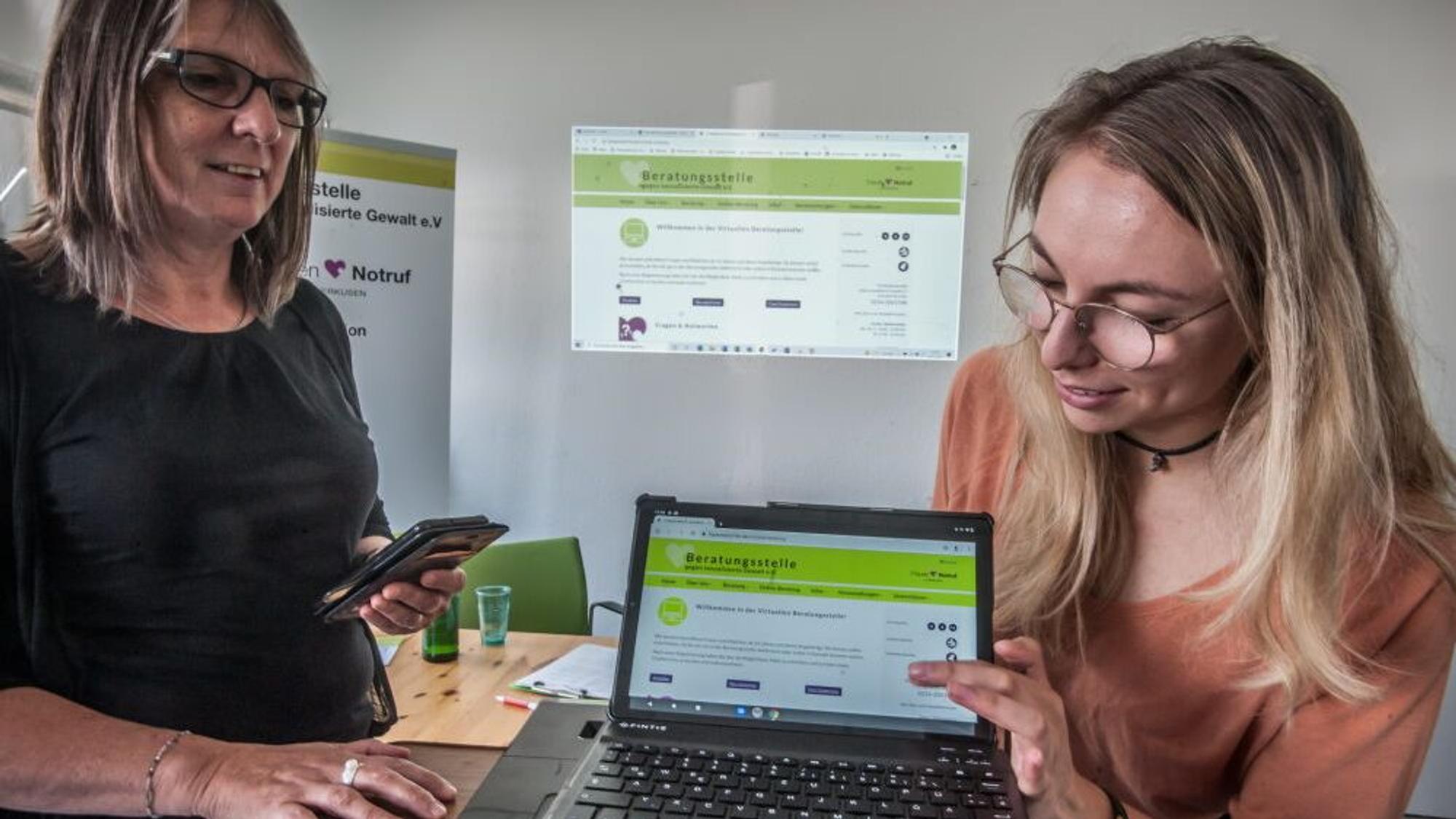 Weil Schreiben oft leichter ist als reden, gibt es den Frauennotruf seit 2021 auch virtuell