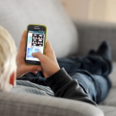 Junge mit Smartphone dpa