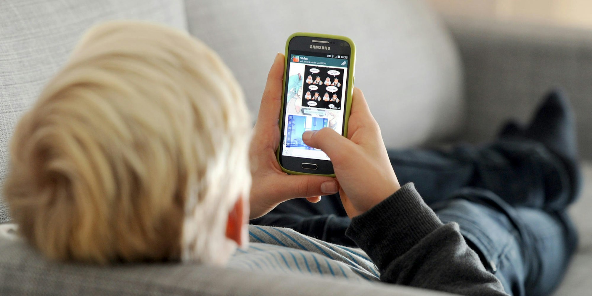 Junge mit Smartphone dpa