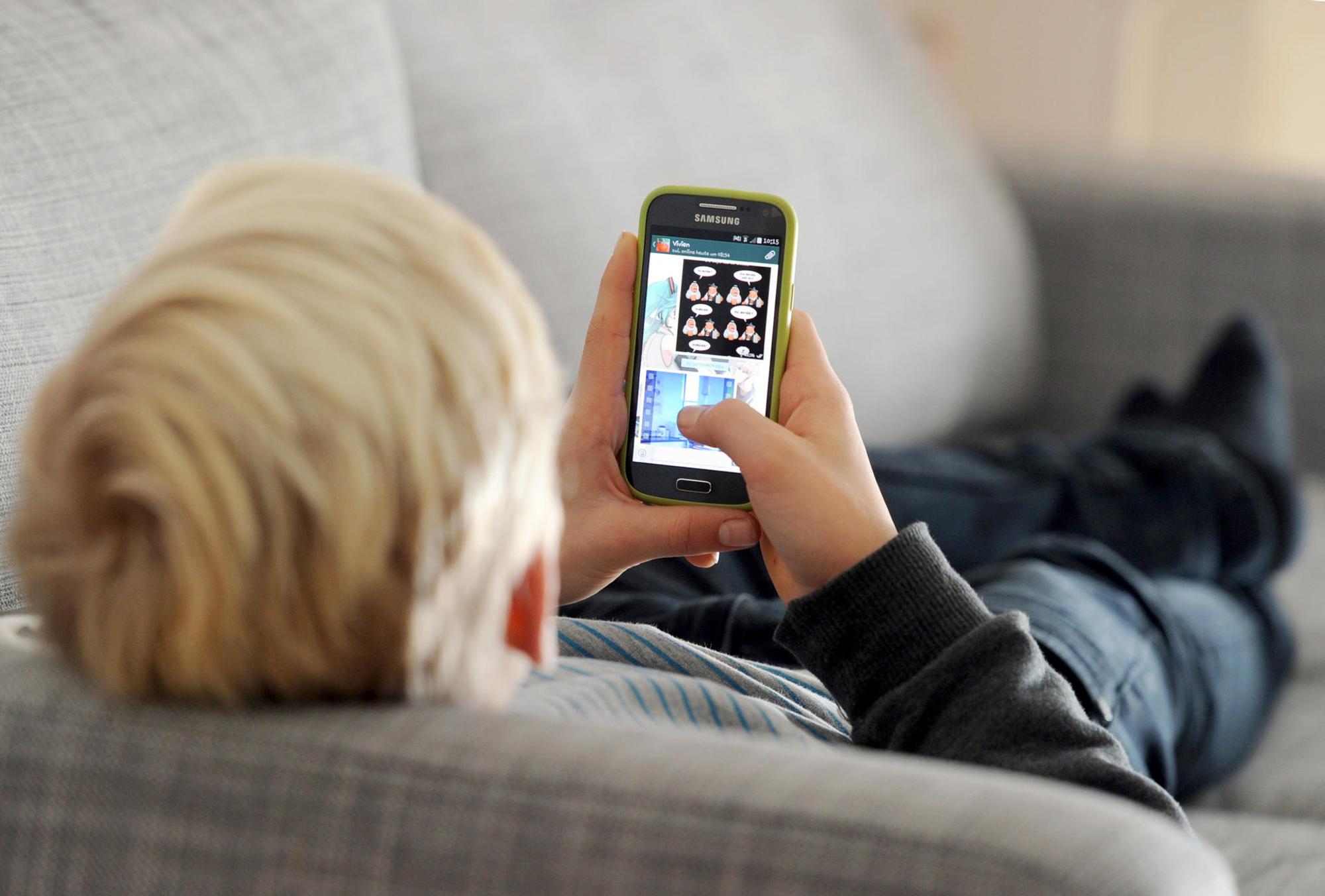 Junge mit Smartphone dpa