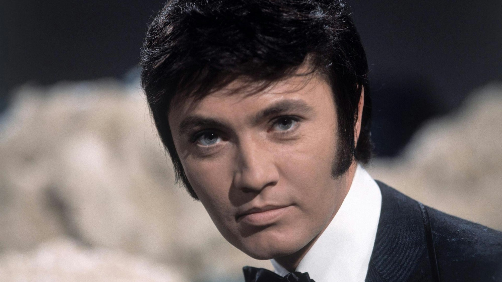 Schlagerstar Rex Gildo bei einem Auftritt in einer Fernsehshow um 1964.