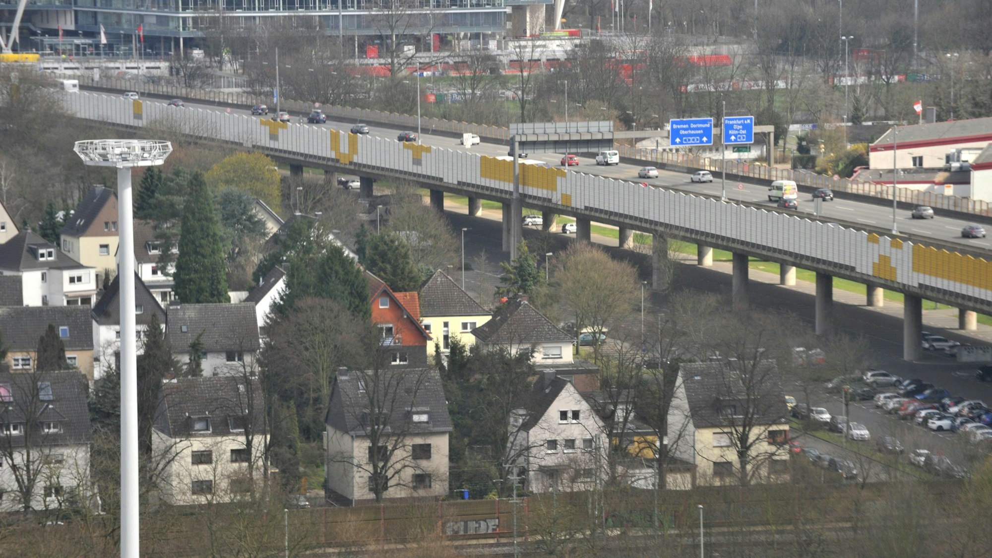 Autobahn durch Leverkusener Wohngebiet
