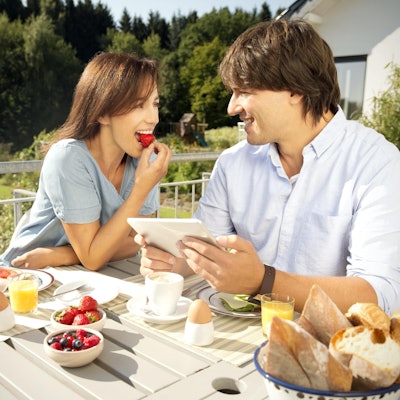 Frühstückstisch_Paar_Terasse_Symbol