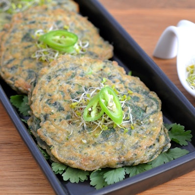 grüne pfannkuchen m limettenbutter