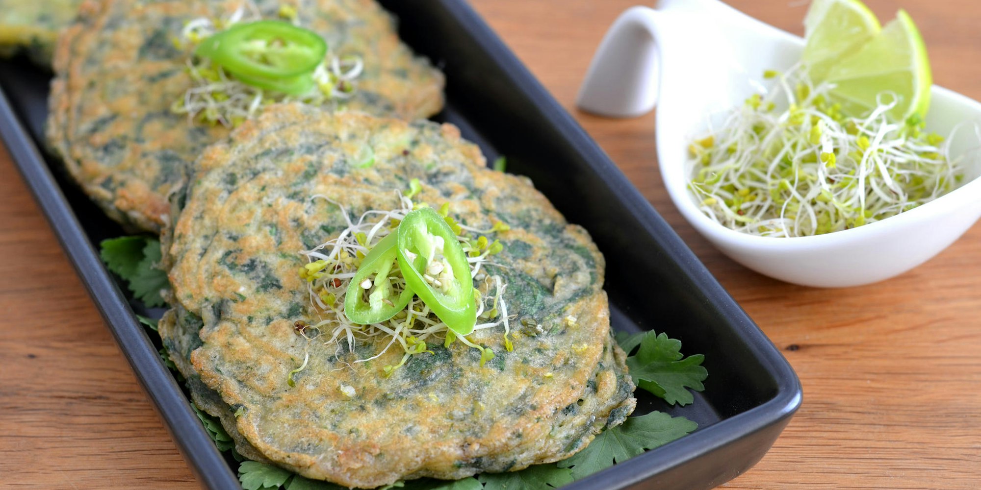 grüne pfannkuchen m limettenbutter