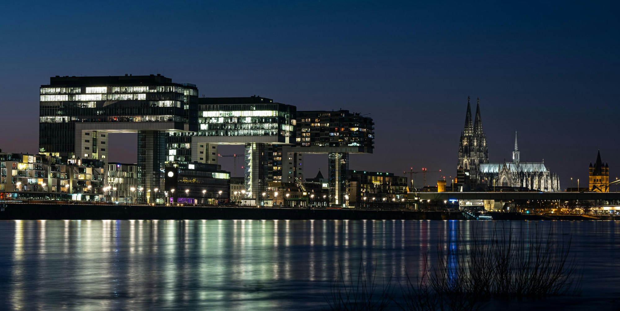 Köln Nacht Kranhäuser Dom dpa