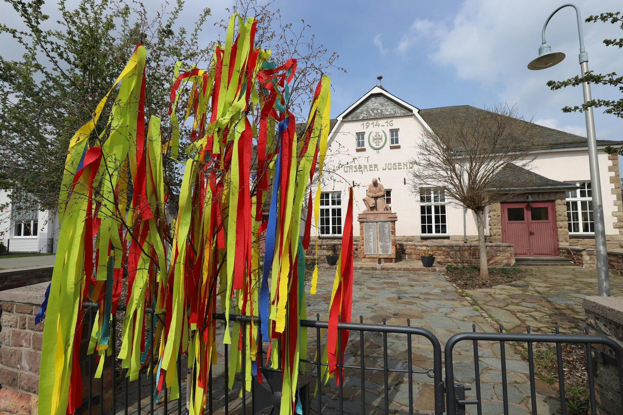 Maibaeume_in_Vlatten (1)