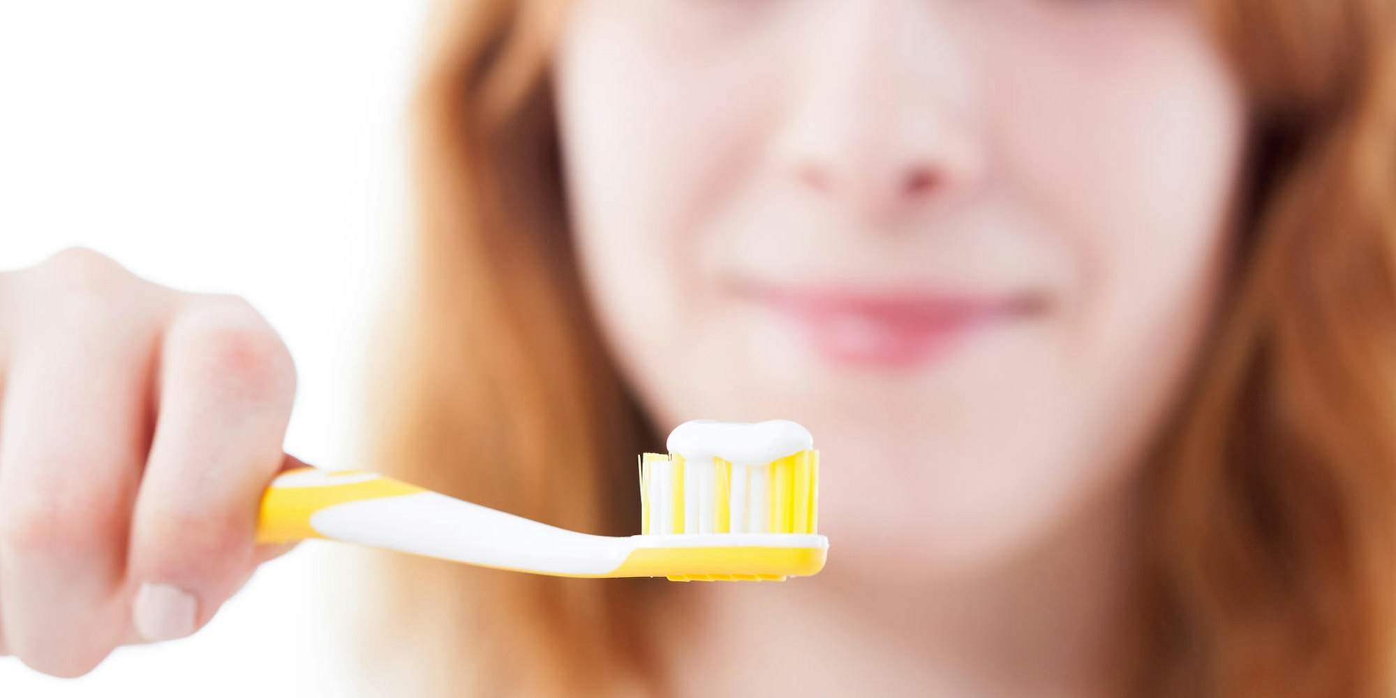 Frau_putzt_sich_die _Zähne