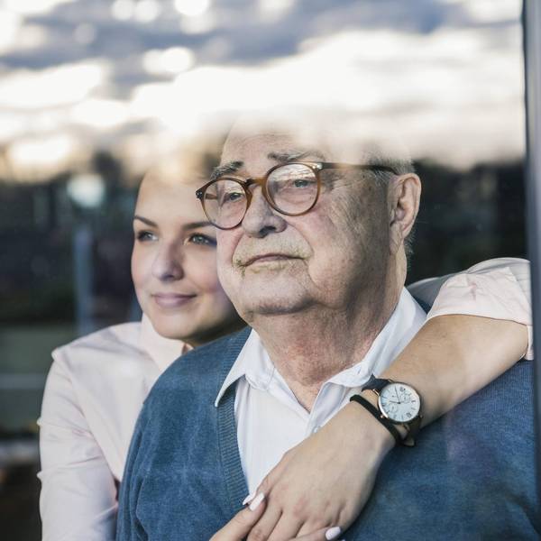 Junge-Frau-umarmt-alten-Vater