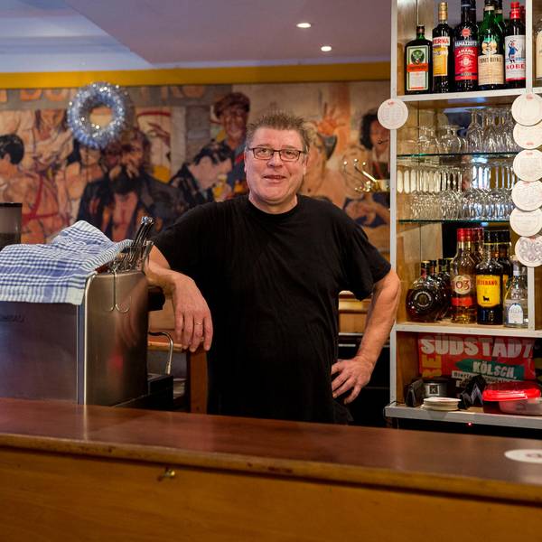 Robert Hilbers steht hinter der Theke seiner Kneipe.