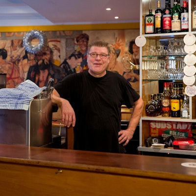 Robert Hilbers steht hinter der Theke seiner Kneipe.