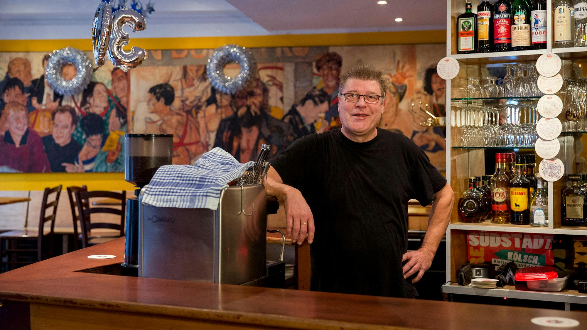 Robert Hilbers steht hinter der Theke seiner Kneipe.