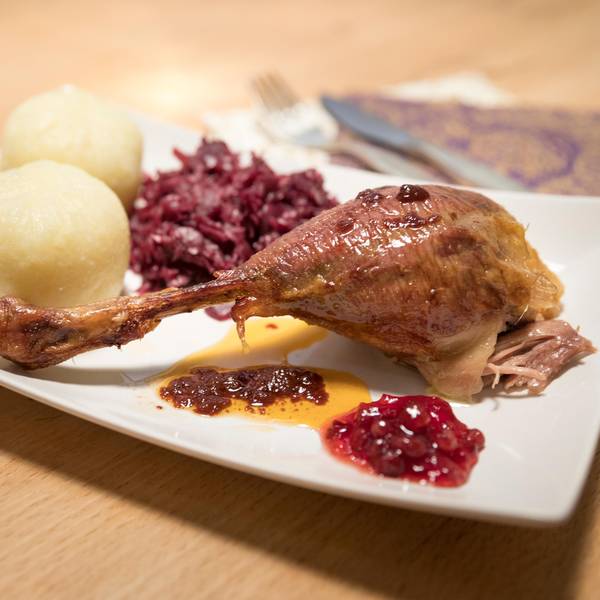 Klöße mit Gans und Rotkohl