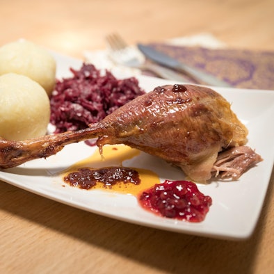 Klöße mit Gans und Rotkohl