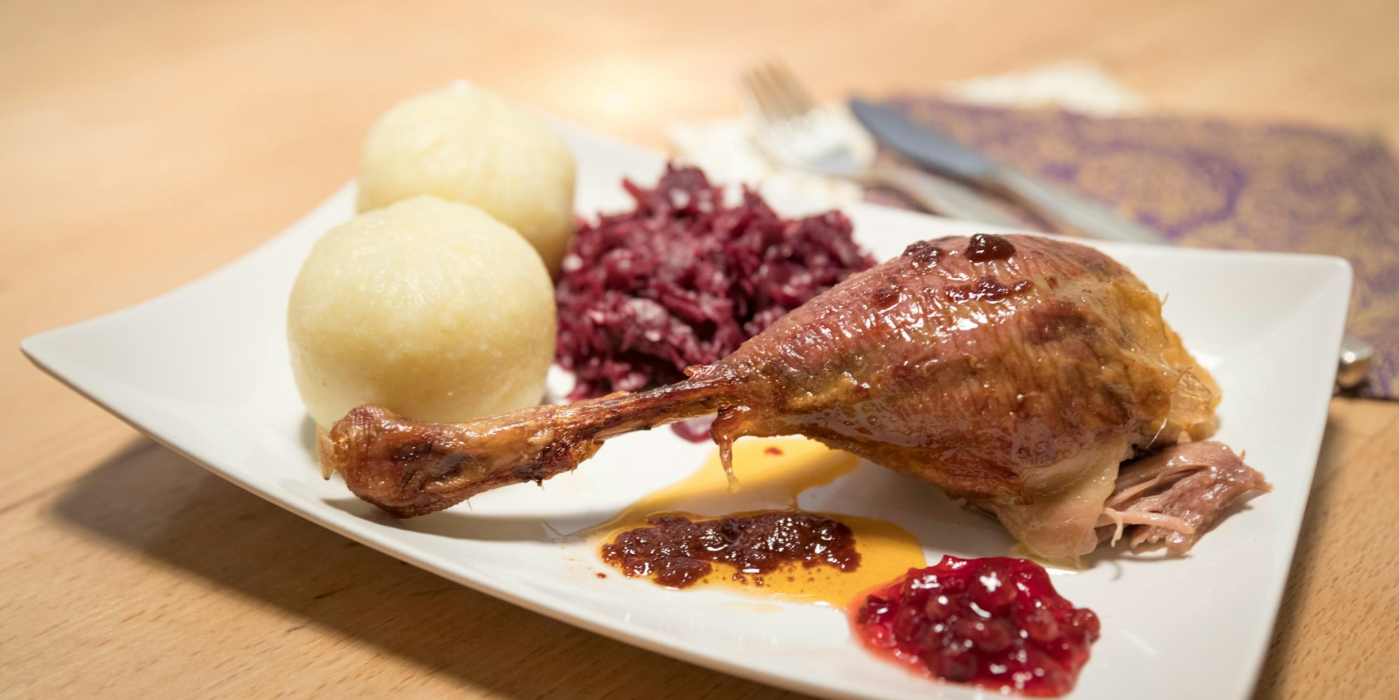 Klöße mit Gans und Rotkohl