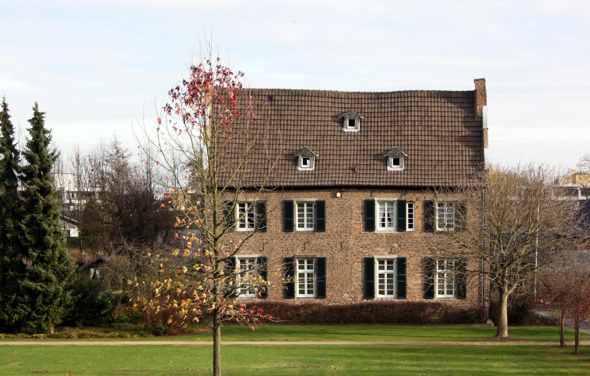 Roisdorf-ehem-Herrenhaus-Wolfsburg-Westseite