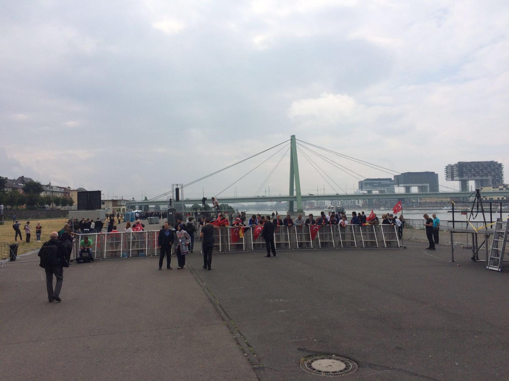 erste Demonstranten