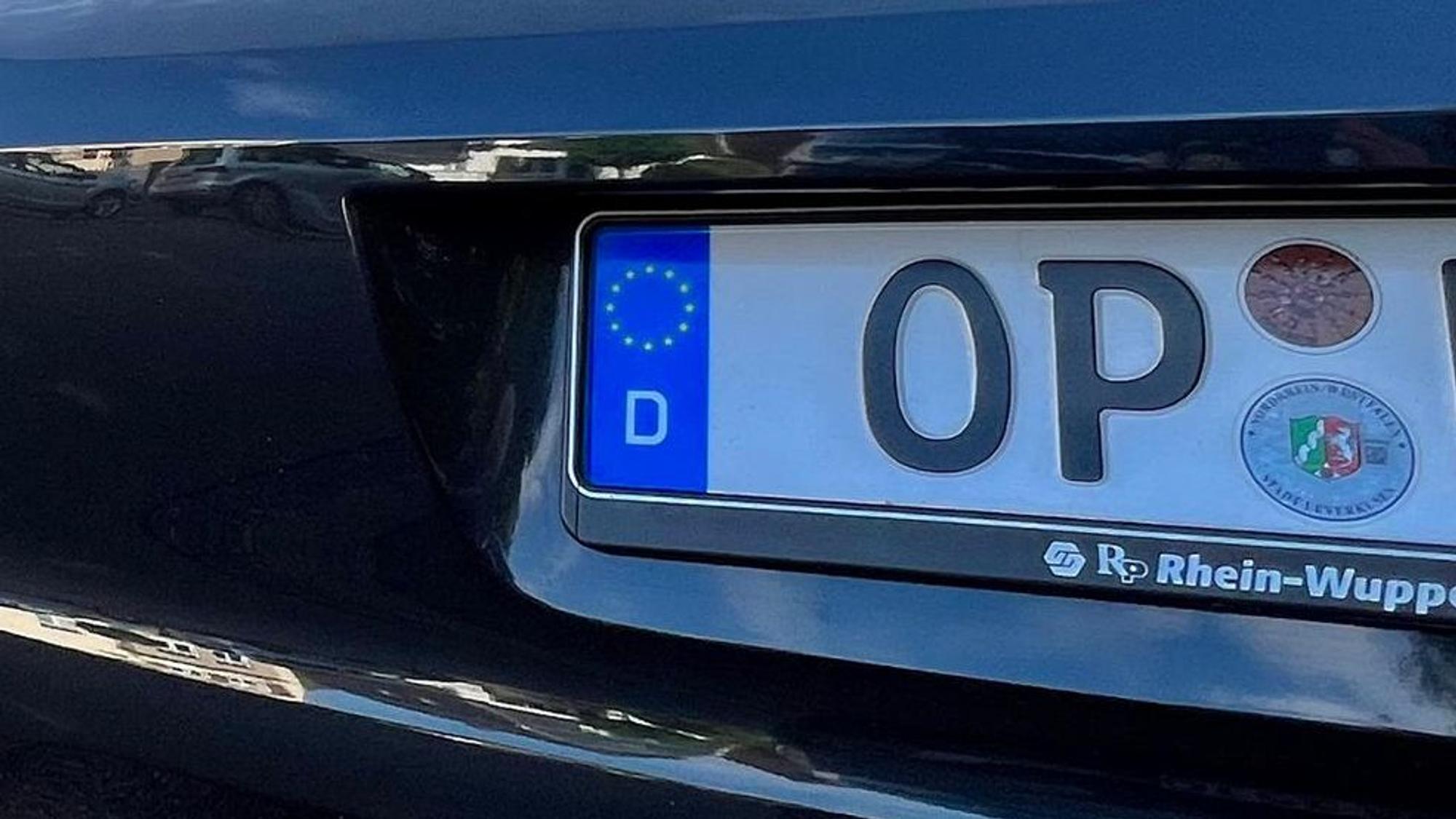 Auf einem Nummernschild steht „OP“.