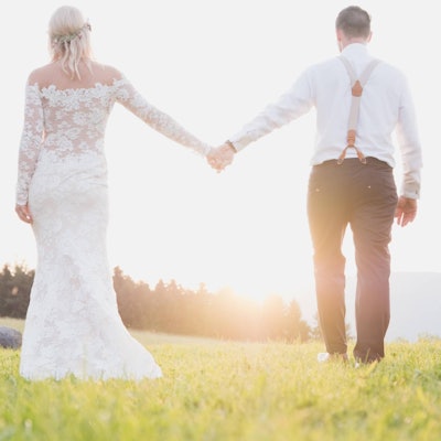 Brautpaar_geht_in_den_Sonnenuntergang