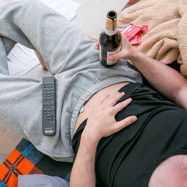 Bierbauch Jogginghose Bier Fernseher faul Symbol dpa