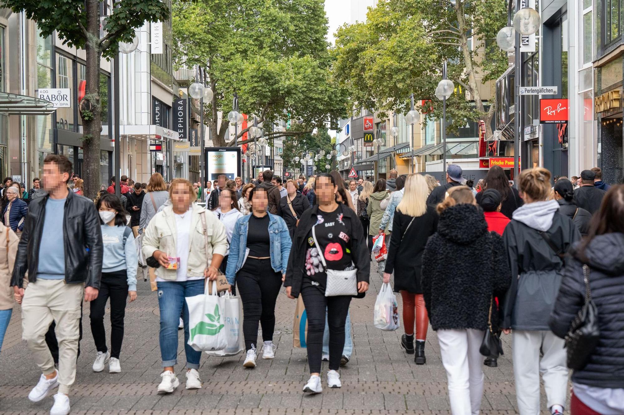 Einkaufen Shoppen Schildergasse 2 gepixelt 170922