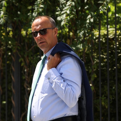 Merz mit Sonnenbrille PA 290722