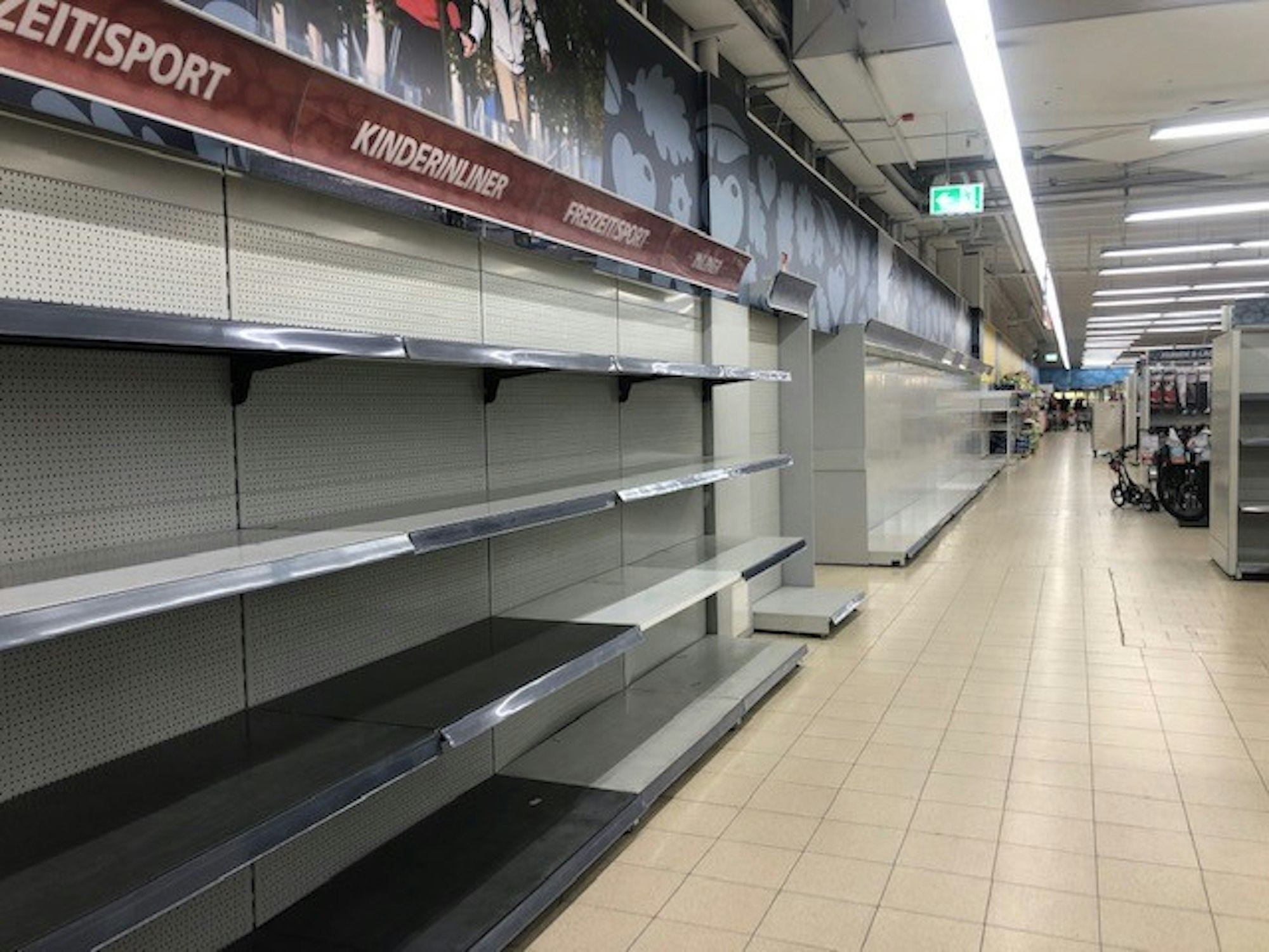 leere Regale Real Leverkusen