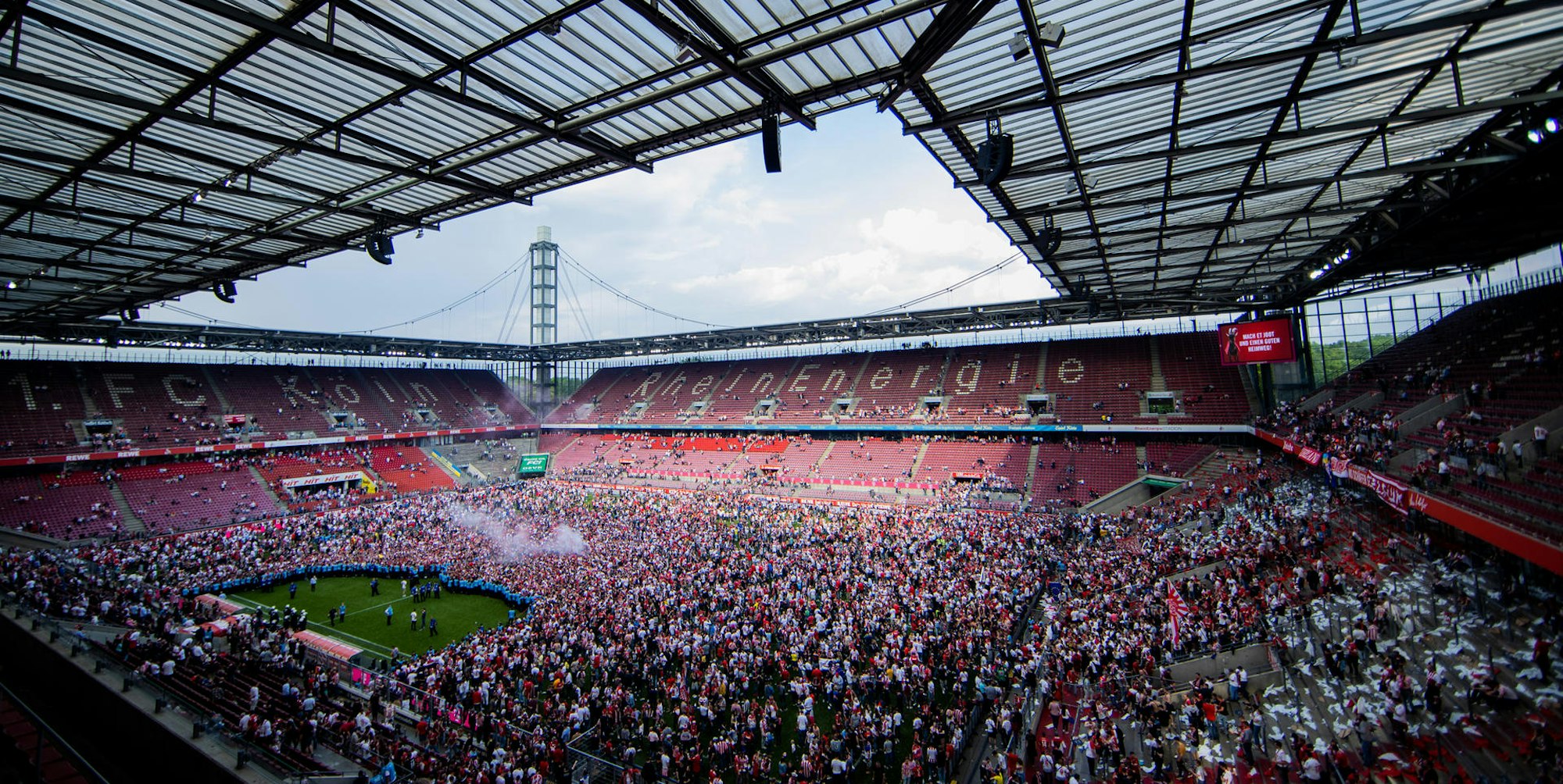 Köln Wolfsburg Platzsturm 4722