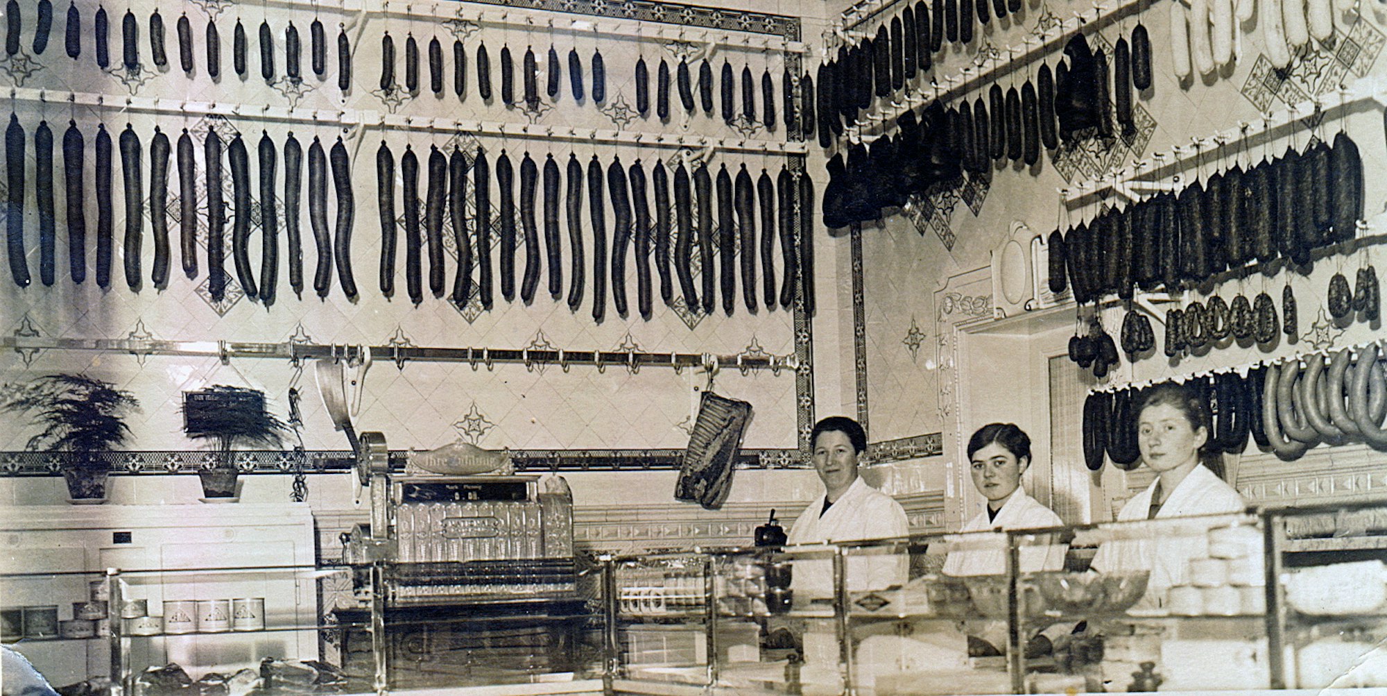 1938_Metzgerei_Theke_mit_Personal_300dpi