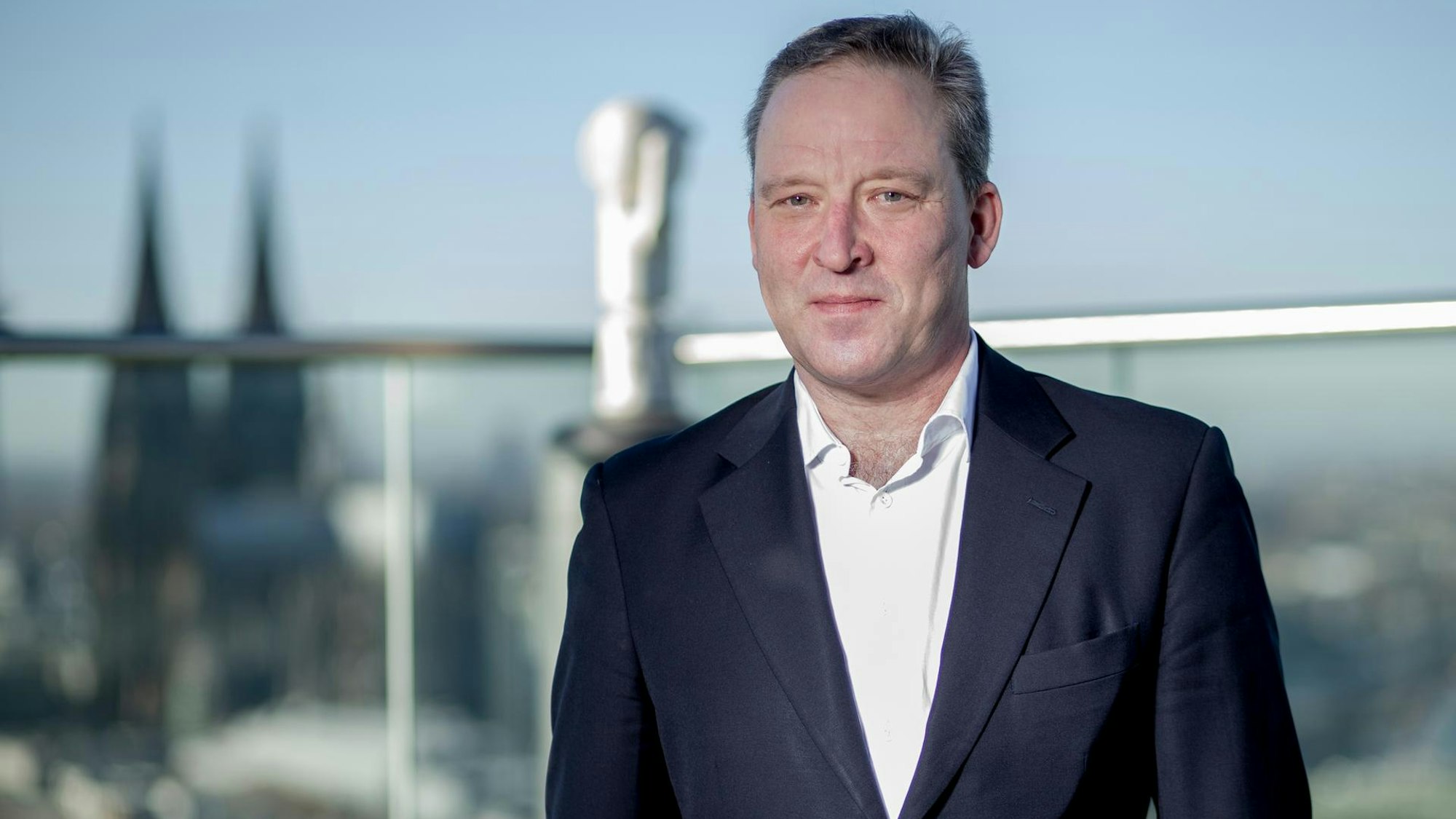 Matthias Zachert vor einem Lanxess-Logo