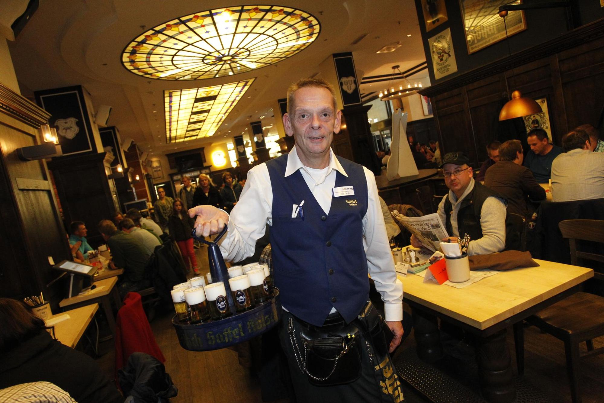 darum trinkt köln kölsch aus stangen