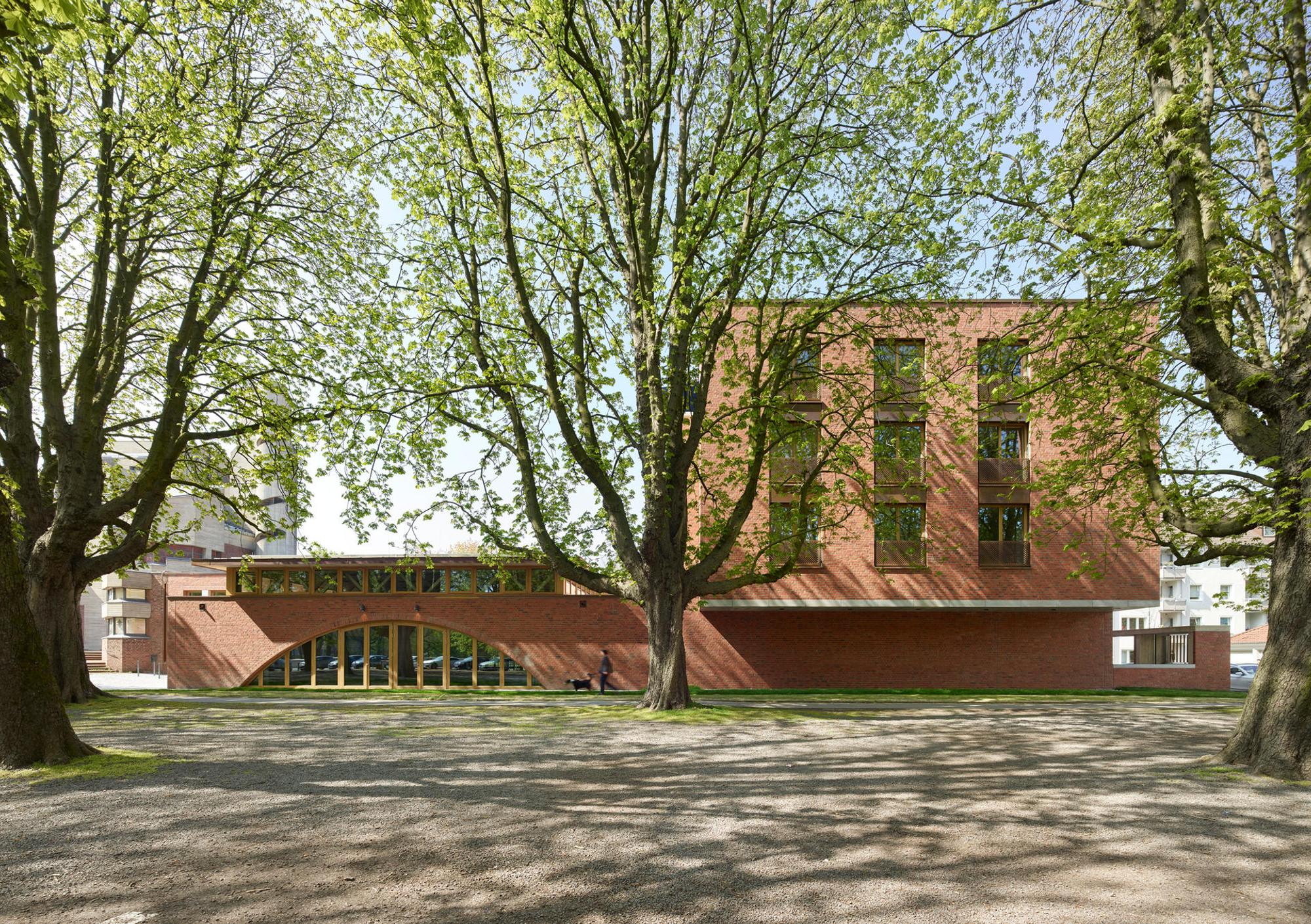 Schulerweiterung und Wohnen_LRO-Architekten_Roland Halbe Fotografie