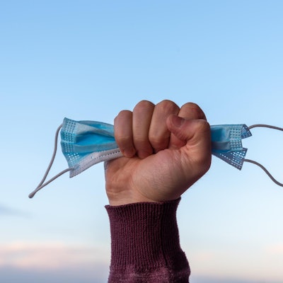 Maske in der Faust Getty Images