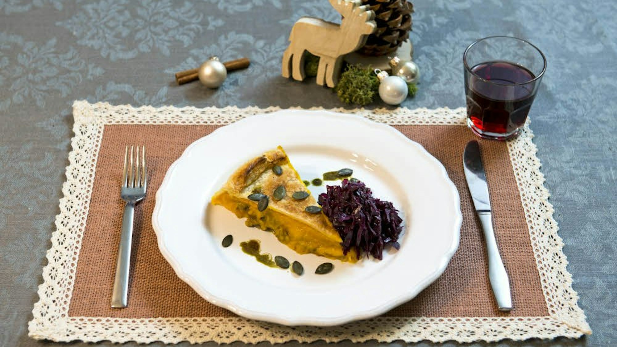 Ein Stück Kürbispastete mit Rotkohl liegt auf einem Teller.