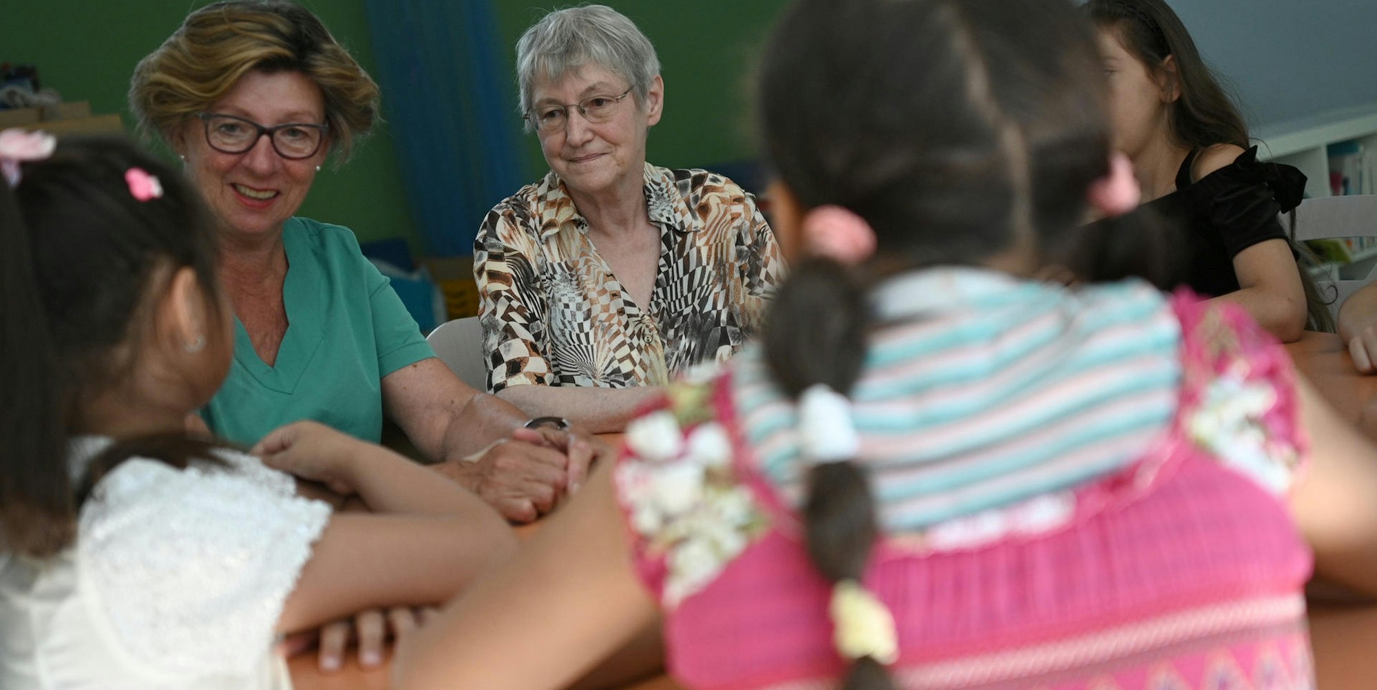 senioren als streitschlichter an schulen dpa