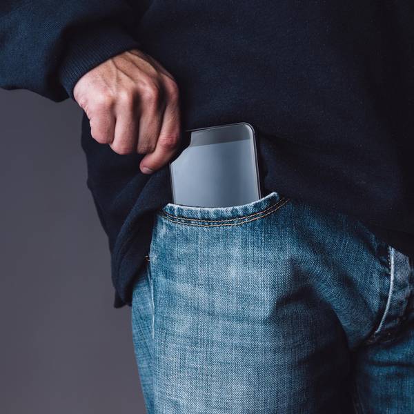 Smartphone in der Jeans Getty Images