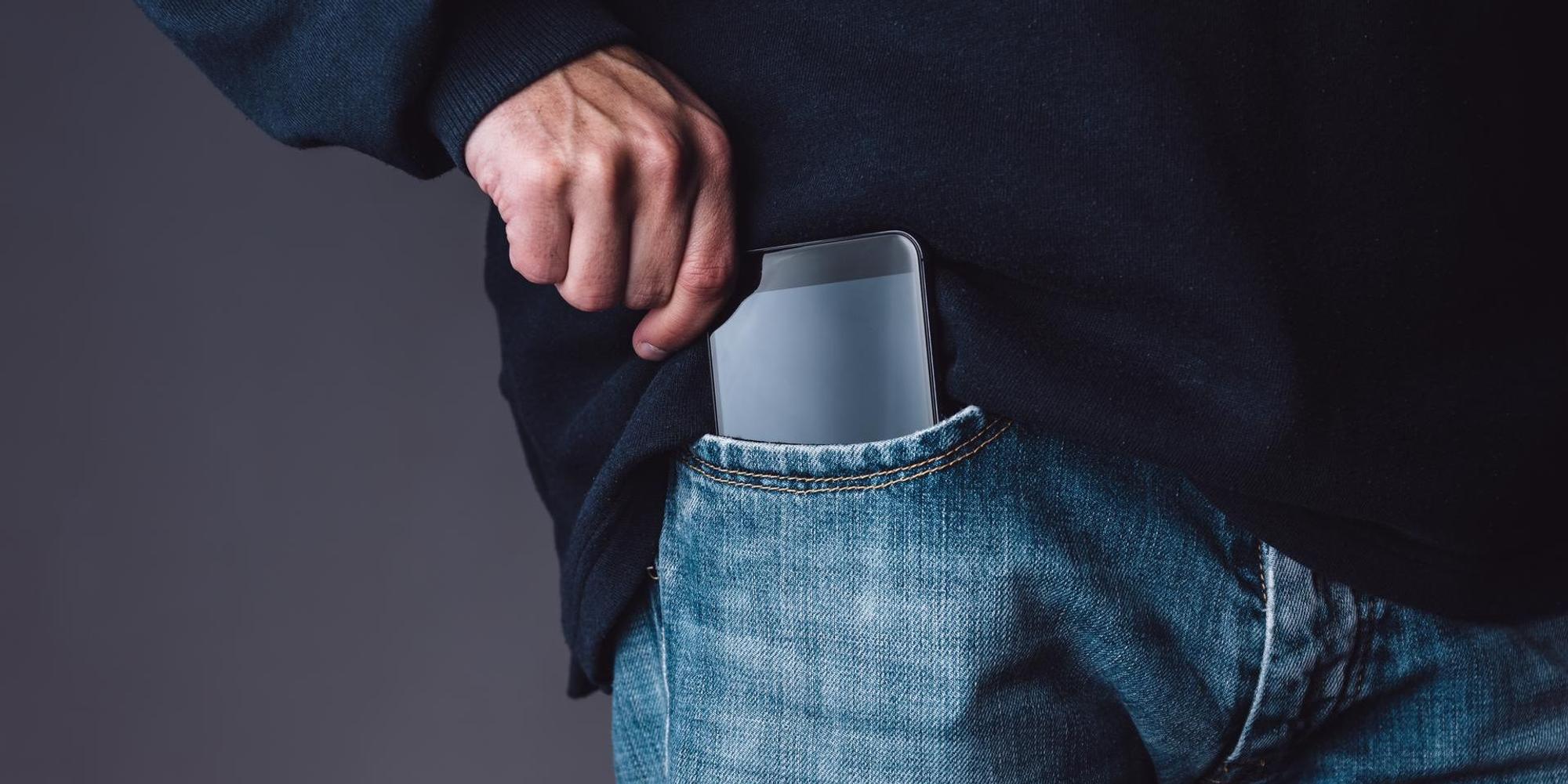 Smartphone in der Jeans Getty Images