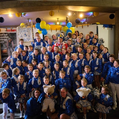 04_12.00_Rathaus_mit_Mike_Homann_in_der_Mitte