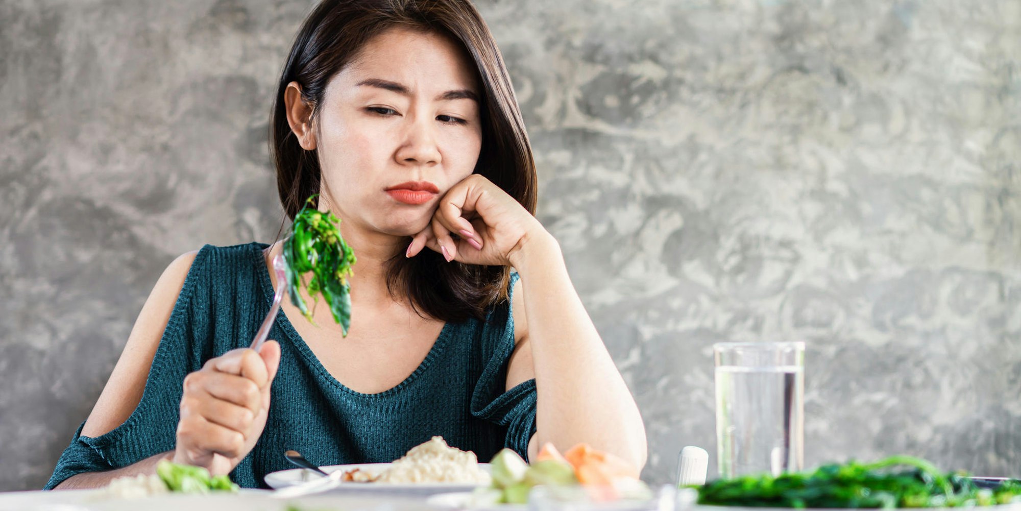 Symbolbild Frau schmeckt Essen nicht