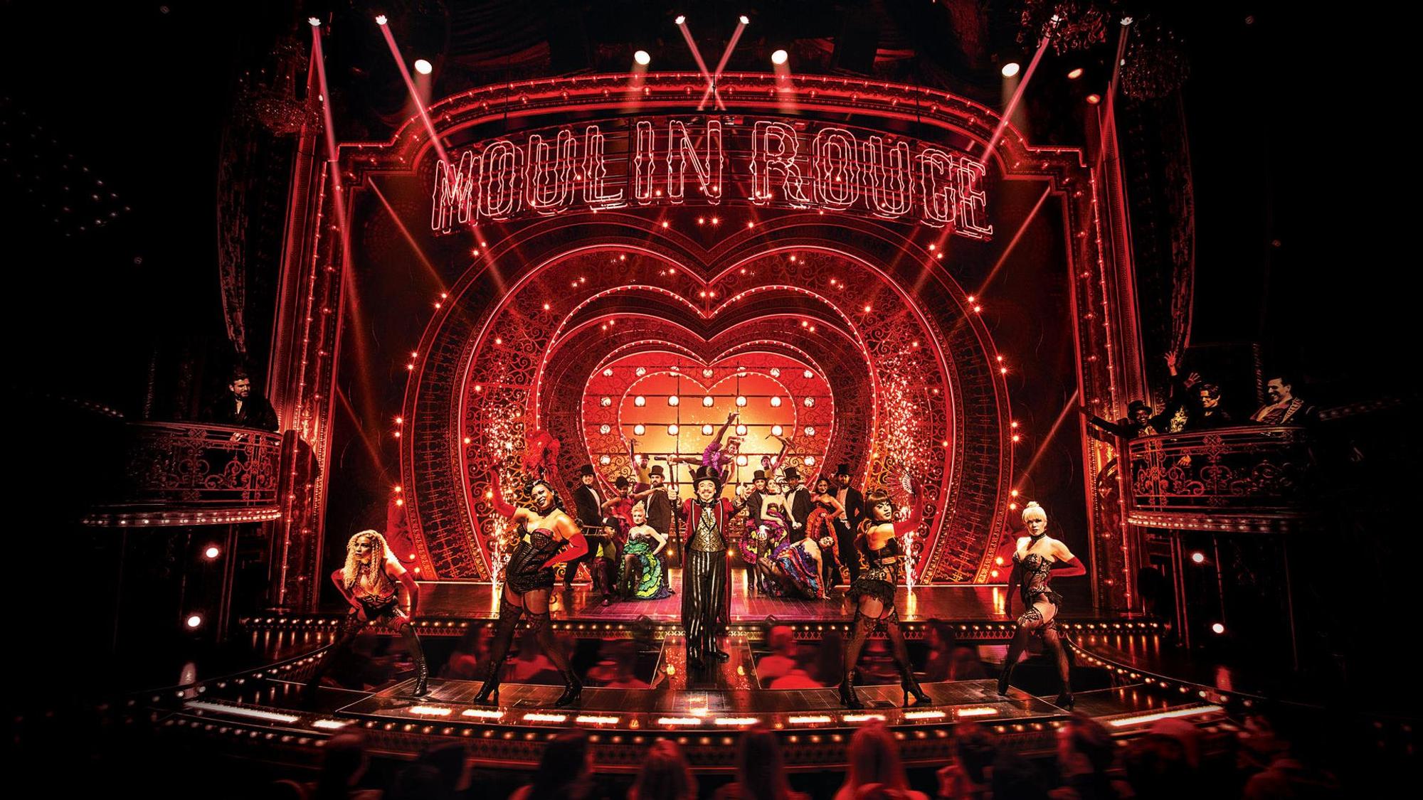 Die Bühne von Moulin Rouge mit viel Licht und allen Darstellern in Kostümen beim großen Finale.