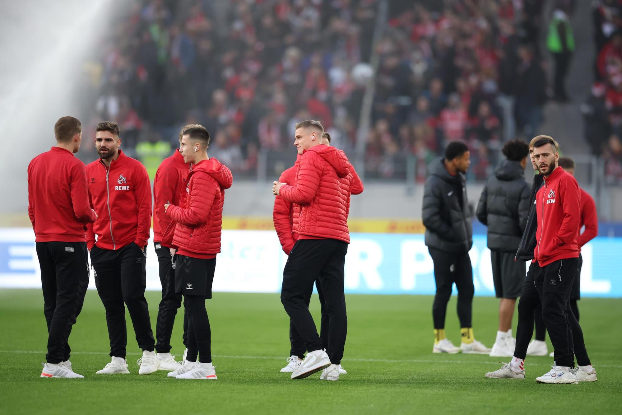 FC-Profis begutachten Rasen in F