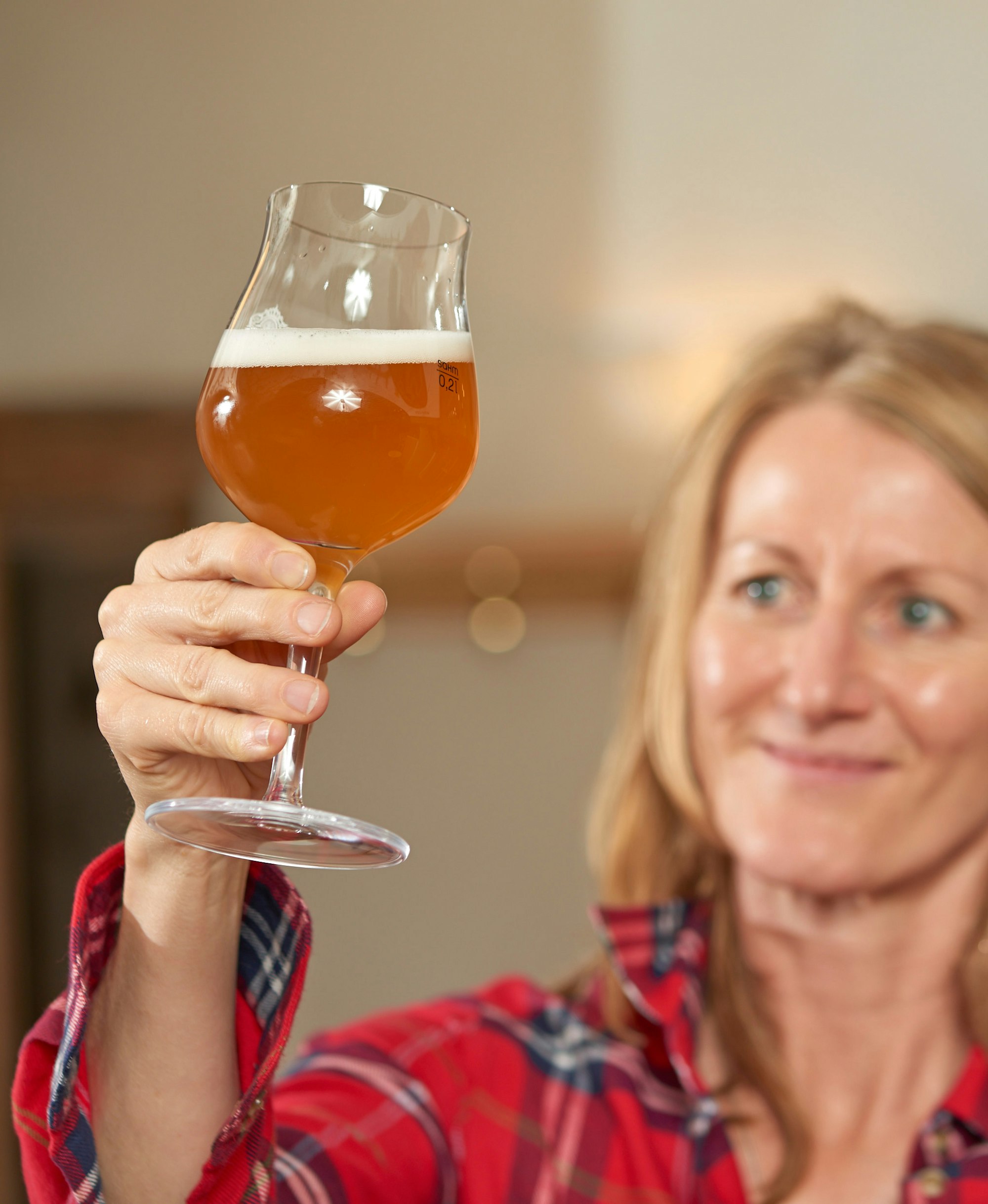 Bier_Symbolbild_Frau_mit_Bierglas